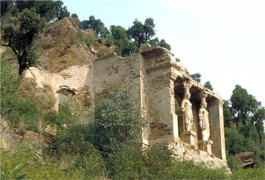 Temple de jardin dit temple d'Hercule. L'entre secondaire sur la faade ouest et les cariatides sur la faade sud.