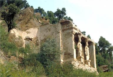 Temple de jardin dit temple d'Hercule. L'entrée secondaire sur la façade ouest et les cariatides sur la façade sud.