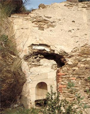 Temple de jardin dit temple d'Hercule. Vue de l'une des deux citernes (ici l'occidentale), destine  rcuprer les eaux de pluie de la toiture par un petit canal en ciment.