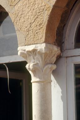 Corps de bâtiment est, élévation est, 2eme niveau, 4eme travée, fenêtre jumelée, chapiteau.