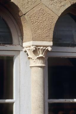 Corps de bâtiment est, élévation est, 2e niveau, 2e travée, fenêtre jumelée, chapiteau.