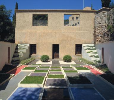 Le jardin cubiste reconstitu. Vue prise vers l'ouest.