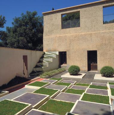 Le jardin cubiste reconstitu. Vue prise vers l'ouest.