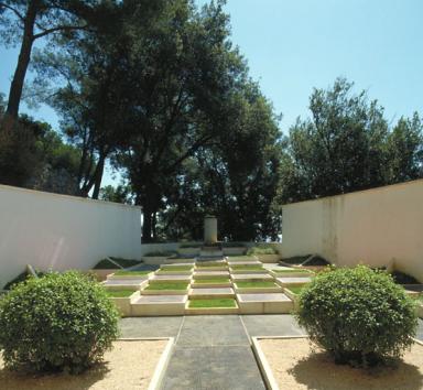 Le jardin cubiste reconstitu. Vue prise vers l'ouest.