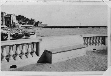 Dtail, la balustrade et un banc de la promenade avec la jete en arrire plan. Carte postale, s.a., s.d., s.e. [vers 1930].