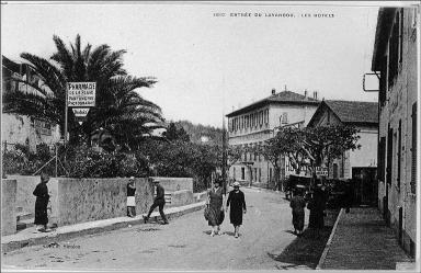 Le village. Vue d'ensemble de l'avenue Charles Cazin, depuis l'est en direction de la place Ernest Reyer. Carte postale, s.a., s.d., [vers 1930]. Simon diteur, catalogue numro 1610.