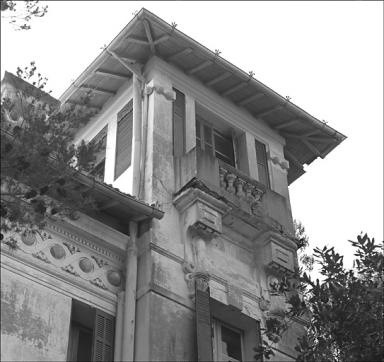 La tour belvédère sur la façade latérale est. Détail.