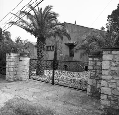 Portail et façade postérieure.