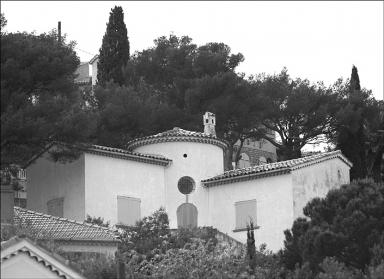 La façade sud. Vue d'ensemble depuis le sud-est.