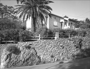La façade sud vue depuis la route. Vue générale.