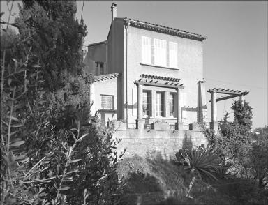La façade ouest. Vue d'ensemble.