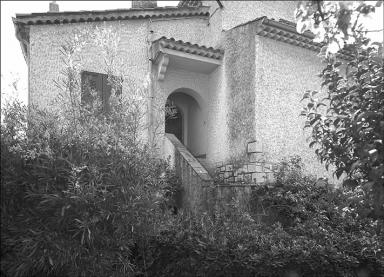La façade latérale ouest. Le porche d'entrée.