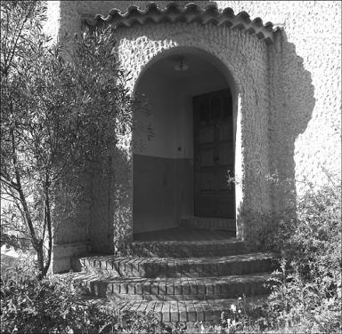 Façade nord. Le porche d'entrée vu depuis l'ouest. Détail.