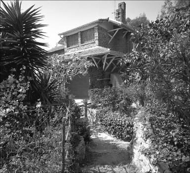 Vue d'ensemble de la façade est depuis le jardin.