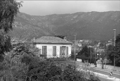 La faade sud-est vue depuis la route nationale.