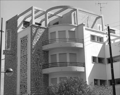 Détail de la pergola en ciment sur le volume d'entrée sur la façade nord.
