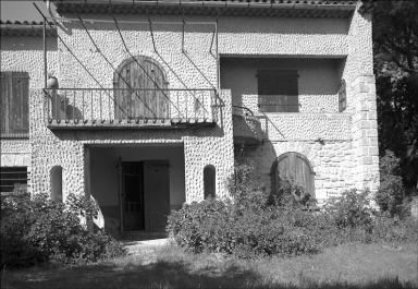 Façade sud. Vue d'ensemble depuis le jardin.