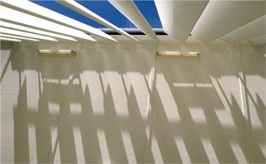 Détail. Les lames du pare-soleil du balcon depuis le sol.