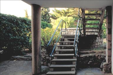 L'escalier donnant accs  la terrasse nord, depuis le sud.