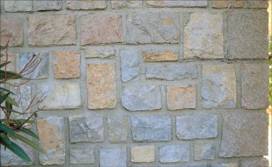 Détail: l'appareillage du mur au niveau du rez-de-chaussée, sur la façade ouest.