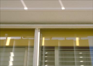 Pare-soleil horizontal situé au haut des baies ouvrant sur le balcon, sur la façade sud.
