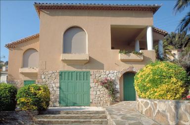La façade sud. Vue d'ensemble.