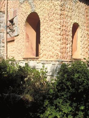 Façade sud. Le pilier du porche. Détail.