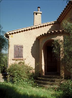 Façade nord. Le porche d'entrée vu depuis l'ouest.