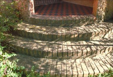 Détail: les marches en brique de l'escalier du porche situé au nord.