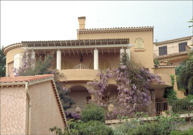 La façade sud depuis la route en contrebas, au sud.