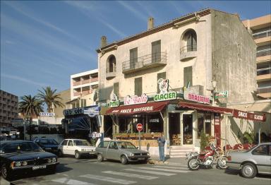 Immeuble. Vue d'ensemble de la façade sud, depuis le sud.