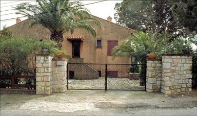 Maison. La faade nord avec le portail au premier plan.