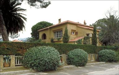 La faade latrale est vue depuis la rue des Ecoles. Vue gnrale.