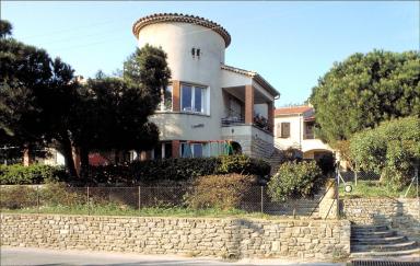 Maison. Vue d'ensemble de la façade sud depuis l'avenue.