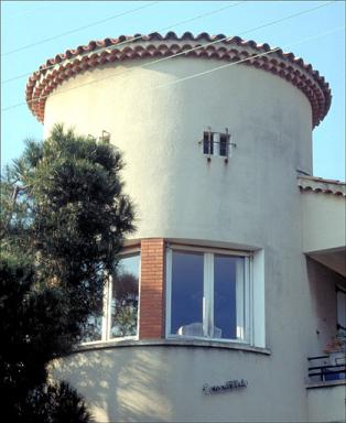 Maison. Détail: la tour sur la façade sud depuis l'avenue.