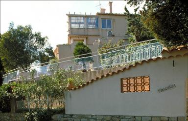 Maison. Vue d'ensemble de la faade latrale, avec portail au premier plan.  Charles Rippert, architecte. Le Lavandou..