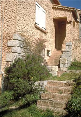 L'escalier donnant accés au porche, depuis le jardin.