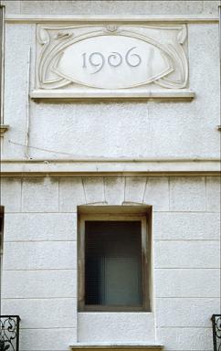 Immeuble dat de 1906, ayant servi de mairie. Dtail: panneau portant la date situ sur la partie haute de la faade sur avenue des Martyres. Architecte inconnu.