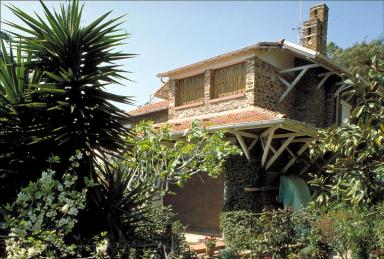 Vue de la façade est depuis le jardin.