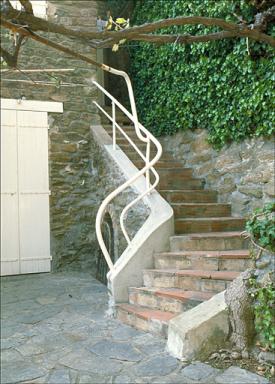 L'escalier extérieur donnant accés au jardin depuis la route.