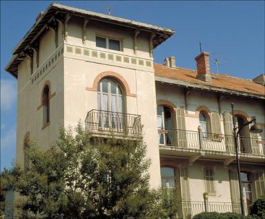 Vue d'ensemble de la faade sud depuis l'ouest. David Lon, architecte, 1910.