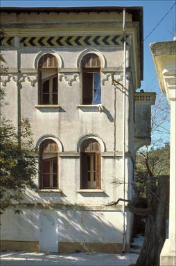 Vue d'ensemble depuis le jardin de la façade latérale est.