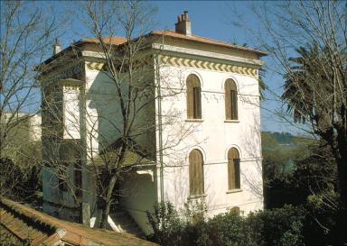 Façade latérale ouest. Vue d'ensemble depuis la route.