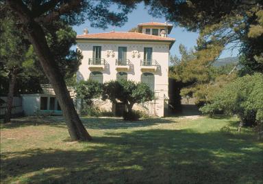 La façade sud. Vue générale depuis le jardin.