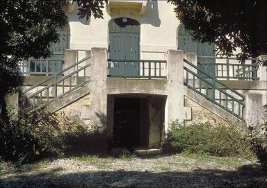 L'escalier sur la façade sud. Détail.