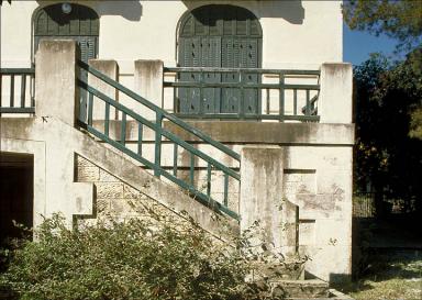 Le faux appareil du soubassement sur la façade sud. Détail.