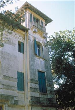 La tour belvédère sur la façade latérale est.