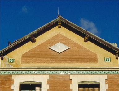 Détail : frise sur le pignon de l'aile ouest de la façade sud de la villa Engelfred.