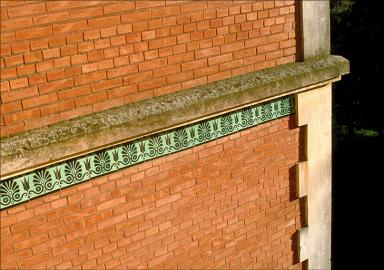 Détail : frise sur le revers de l'aile ouest de la villa Engelfred.