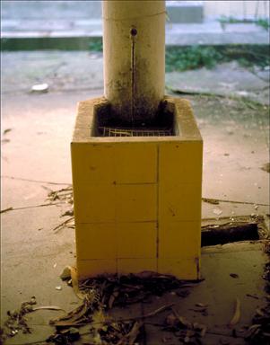 Colonie de vacances. Dtail : lavabo adoss  un pilier de la rotonde servant de prau.